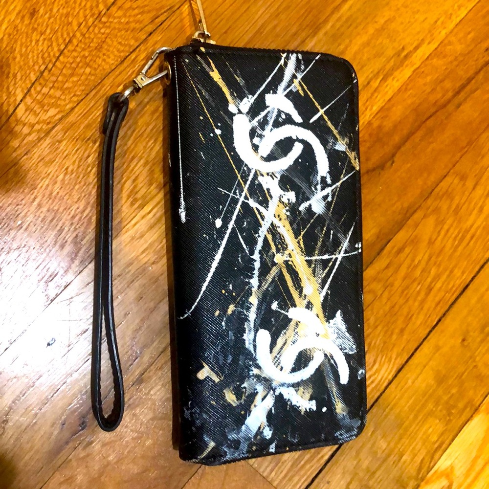 Wristlet/wallet zip around black/handpainted design w/card slots